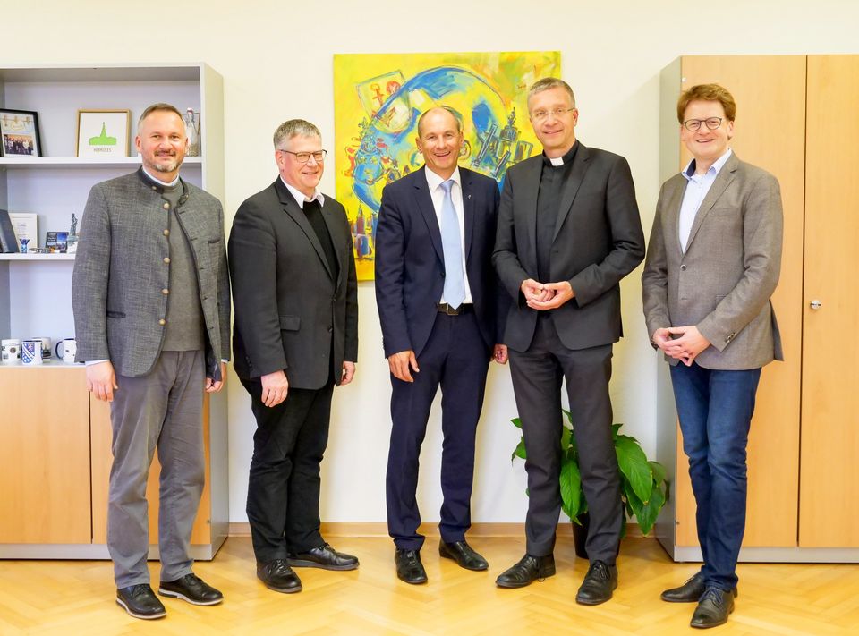 Gemeinsam mit Polizeiseelsorger Pfarrer Stefan Ott und Generalvikar Prälat Christof Steinert (v. l.) sowie seinem persönlichen Referenten Dr. Peter Zürcher (r.) besuchte Bischof Dr. Michael Gerber (2. v. r.) Polizeipräsident Michael Tegethoff (Mitte) im Polizeipräsidium Osthessen. Foto: Polizei Hessen  